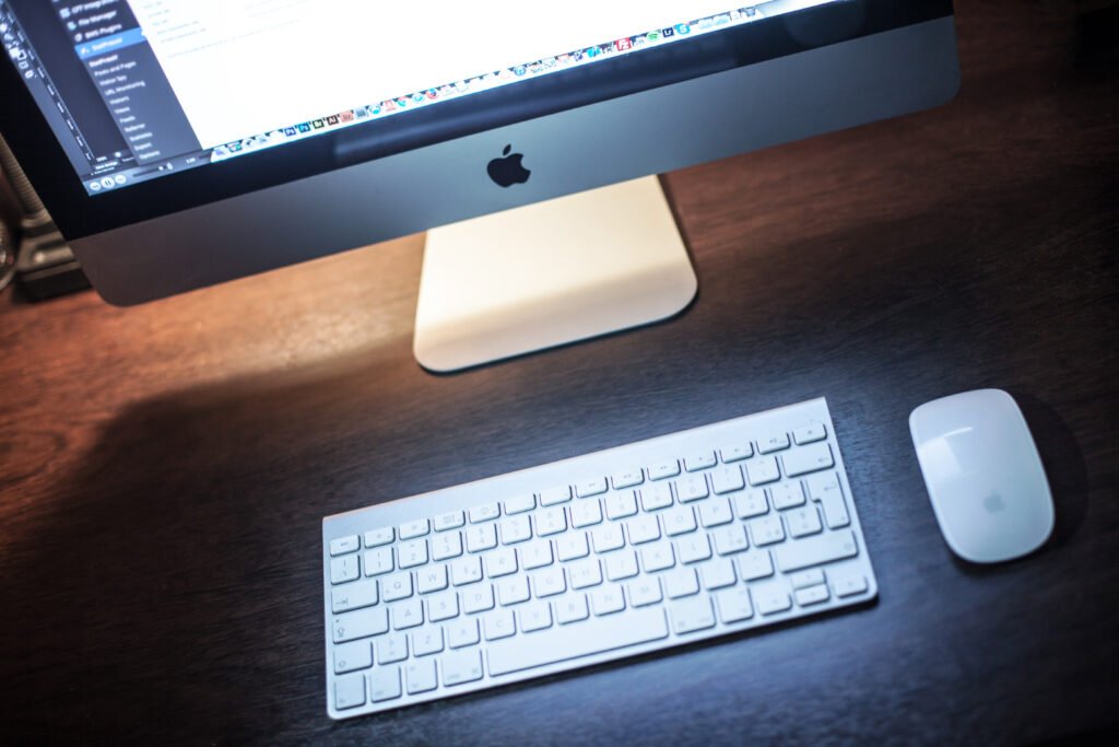 Desk with a computer, associated with the posture that causes neck pain