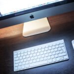 Desk with a computer, associated with the posture that causes neck pain