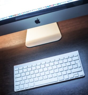 Desk with a computer, associated with the posture that causes neck pain